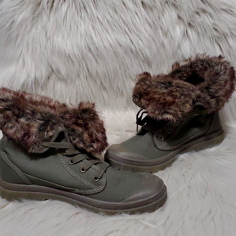 Canvas shoe booties with fur lining